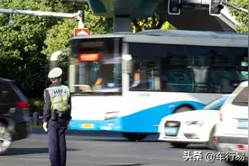 闯红灯扣6分，不闯红灯扣3分？到底怎么走？图片