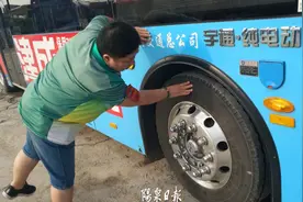 耄耋老人、公交司机、一把伞、一封手写信…… 阳泉大雨里有场暖心事图片