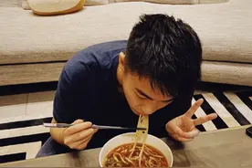 5个月前互相内涵，现何超莲创业何猷君帮宣传，冰释前嫌携手捞金图片