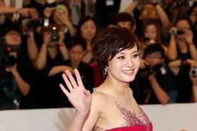 孙俪原来身材这么好，穿玫红色连衣裙凹凸有致，被惊艳到了图片