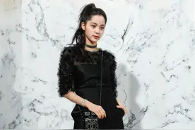 欧阳娜娜在小腿上绑黑丝带，有趣又潮流时尚图片