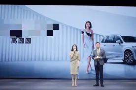 高圆圆现身活动，笑容甜美人气火爆，男领导恭敬站在两侧与她合影图片