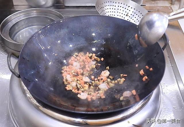“蛋炒饭”家常做法，这几个技巧很关键，米饭金黄松散，粒粒分明