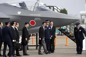 批准了！美国105架F-35搅乱东亚，日本“闪电航母”即将粉墨登场图片