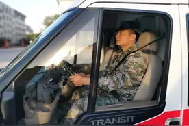 这个驾驶员不简单图片