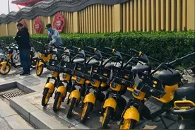 贴心！为减轻景区门口的交通压力，清明上河园为游客提供共享电单车服务图片