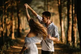 女人说“我要休息了”，潜台词并不是“下次聊”图片