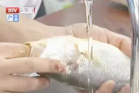 巧去黄花鱼内脏，一双筷子搅一搅，还不破坏鱼的外形视频封面