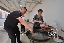 超暖心！重阳节前，南安这位村书记下厨为老人煮长寿面图片