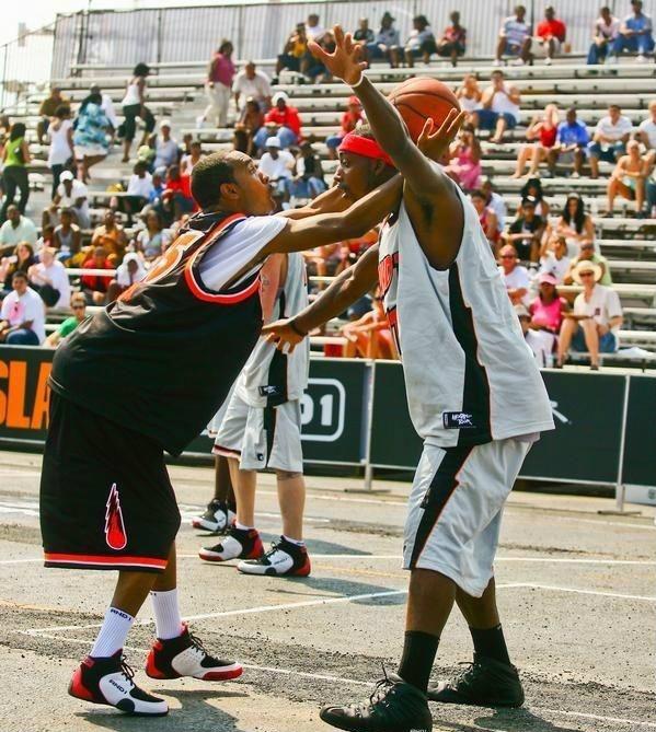 美国十大街球传奇：骨头收集者把人脚踝晃变形，这哥们真进了医院