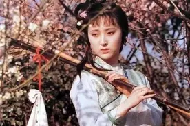 红楼梦名场面，八版黛玉葬花，有人美如画，还有人像老太太锄地图片