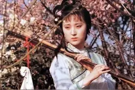 红楼梦名场面，八版黛玉葬花，有人美如画，还有人像老太太锄地图片
