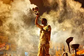 “印度最牛苦行僧”，为信仰高举右臂47年从不放下，结局咋样？图片