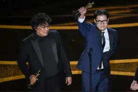 美主持人怼《寄生虫》导演不用英语发表感言，网友：种族主义滚蛋图片