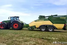 中国首台套引进：“芬特1050拖拉机+科罗尼5000颗粒收获机”收获牧草制颗粒图片
