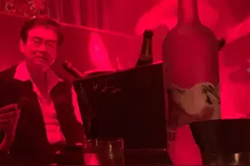 74岁黄百鸣深夜泡夜店，老当益壮又有辣妹作陪，曾自曝有婚外情图片