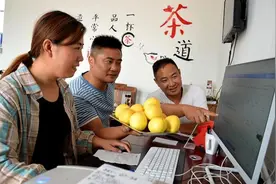 蒙阴县：电商直播让蜜桃“飞”往全国图片