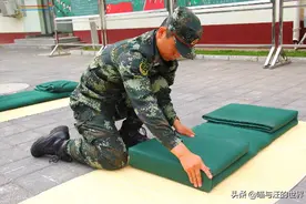 部队纪律有多严？看看食堂就知道了，土豆丝也要叠整齐图片