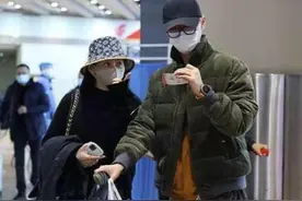 张靓颖又圆润了，棉服配牛仔裤身材变壮实，180男友倒是挺清爽图片