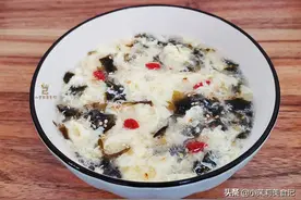 做蛋花汤，最忌水开直接淋蛋液，大厨教我3招，蛋花漂亮鲜嫩不腥图片