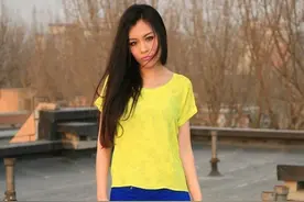 黄色上衣惊艳又时髦，配这6种颜色裤子，极具视觉冲击力图片