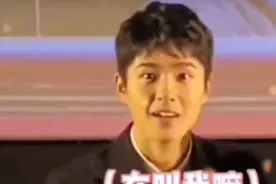 刘昊然羞涩无措到扶靠幕布，可这个举动有可能损失几十万图片