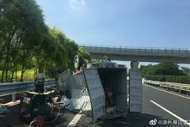 惊险！沈海高速云霄段，一辆小货车爆胎翻车图片