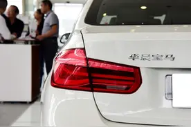 提华晨宝马到手，第一件事就是抠标？车主：不抠掉太丢人了图片