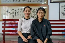 1981年内蒙老师给学生20元买一双鞋，26年后，学生给老师买一套房图片