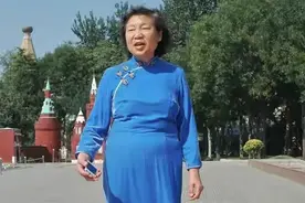 “老年穿搭”谁最强？北京大妈土又潮，上海大妈精致时尚，更夸张图片