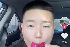 单位要求每天发抖音的小伙火了！网友：房子卖不卖出去不晓得，吃播干得不错图片