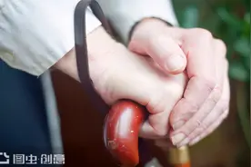 老人用的拐杖，居然也智能化啦？图片