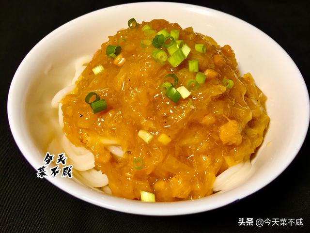 二伏吃面，东北人最爱的却是酸菜肉末打卤面，面条筋道，卤子鲜香