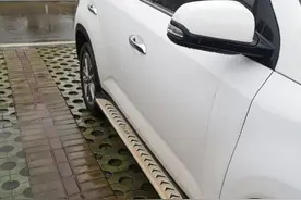 SUV可以装踏板吗？SUV不是越野车，装上可能会伤车图片