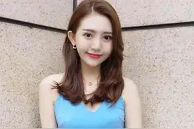 街拍：皮肤白皙的美女，一件蓝色短袖配黑色短裙，时尚女神风采图片
