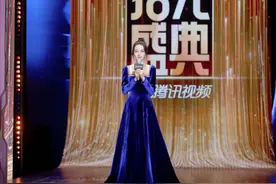 有种“尴尬”叫迪丽热巴穿丝绒裙，走路时差点绊倒，表情却萌化了图片