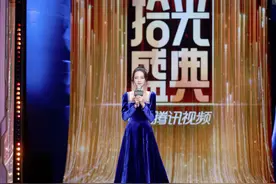 有种“尴尬”叫迪丽热巴穿丝绒裙，走路时差点绊倒，表情却萌化了图片