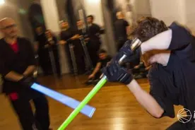 迪士尼终于造出“光剑”！剑身一键伸缩，电影级体验，明年可买图片