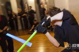 迪士尼终于造出“光剑”！剑身一键伸缩，电影级体验，明年可买图片