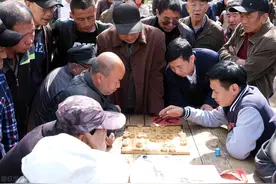 请不要歧视在街头摆残棋的人，他们为象棋做出了贡献图片