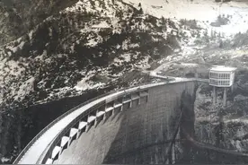 意大利洪水记忆：2.6亿方山体落入水库，水被推出大坝，直冲下游图片