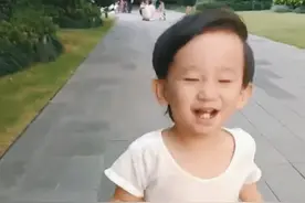 应采儿罕晒次子视频，HoHo举着红旗一路小跑，露小乳牙萌态尽显图片