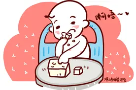 当宝宝出现这3个动作时，就是培养自主进食的好时候，错过不再来图片