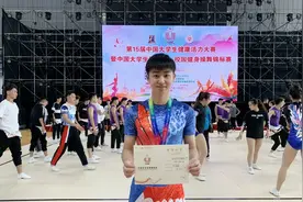 北京"学霸男神"：健美操全国冠军，奖学金收割机，还在国庆大典上独自表演！图片