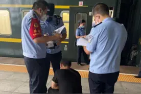 山东一小伙火车上勇抓坏人，被救女子寄出感谢信，小伙称只是小事图片