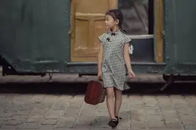 摄影师爸爸给女儿拍“民国旧照”，小女孩太会拍照了图片