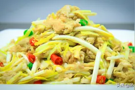 难怪饭店的蒜黄炒鸡蛋好吃又不出水，原来技巧这么简单，鲜嫩清脆图片