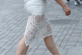 街拍：短发女人也可以成熟和可爱呀~ ​图片