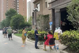 奥运冠军孙甜甜在郑州防疫一线当志愿者图片