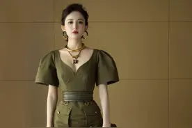娜扎风格变了？粗金项圈配金耳环，皮带勒得够紧，腰围只有头围大图片